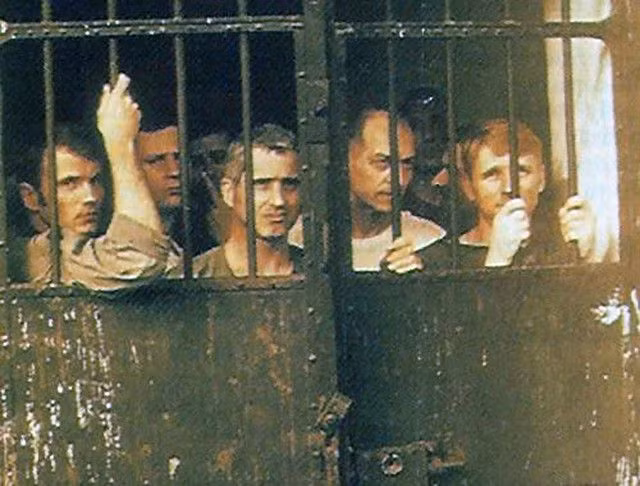 Theo nhiều thống kê của Mỹ trong cuộc chiến, có khoảng 1400 phi công Mỹ đã bị bắt giữ ở miền Bắc Việt Nam. Tuy nhiên con số thực sự ít hơn rất nhiều, do có không ít phi công Mỹ đã thiệt mạng cùng với chiếc phi cơ của mình sau khi bị bắn hạ.