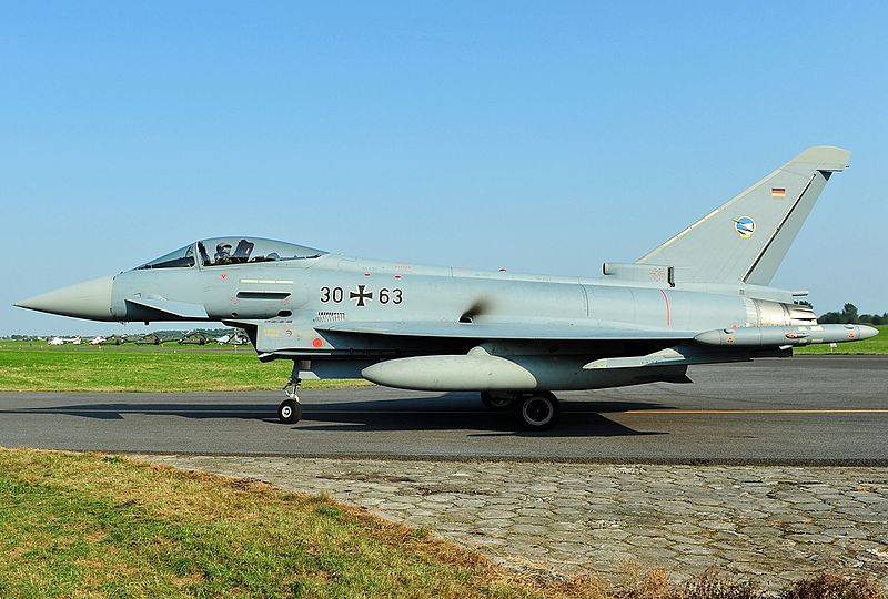 Kiểu thiết kế của Typhoon giúp nó có thể bay được với tốc độ tối đa lên tới Mach 2.35 khi ở độ cao 11.000 mét trở lên. Đâu là tốc độ bay rất đáng nể, kể cả khi so với các loại tiêm kích Mỹ đồng hạng cân.