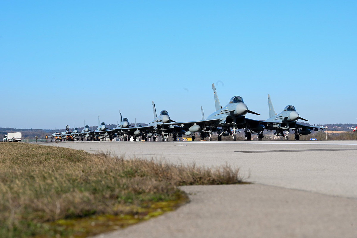 Không có bất cứ một phi công nào tham gia buổi biểu diễn này, tất cả các chiến đấu cơ Eurofighter đều được kéo bằng... xe kéo máy bay.