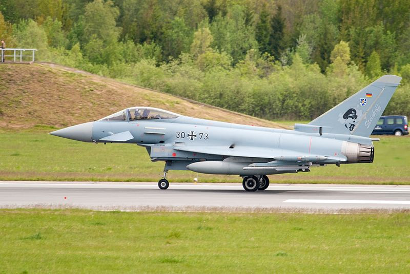 Trên khắp thế giới hiện nay, có khoảng 571 tiêm kích Typhoon đang hoạt động, phần lớn trong số này thuộc biên chế Không quân Hoàng gia Anh, Không quân Đức, Không quân Italia và Không quân Tây Ban Nha.