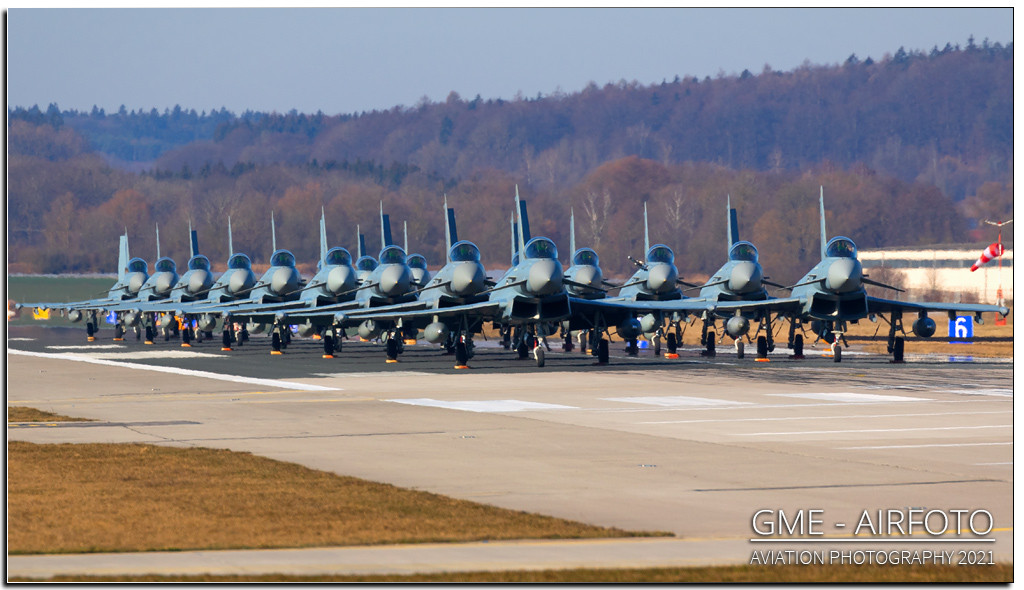 Mặc dù vậy, ít có lực lượng không quân nào lại có pha xử lý cồng kềnh như Không quân Đức vừa rồi, khi phải kéo từng tiêm kích ra đường băng chỉ để chụp ảnh.