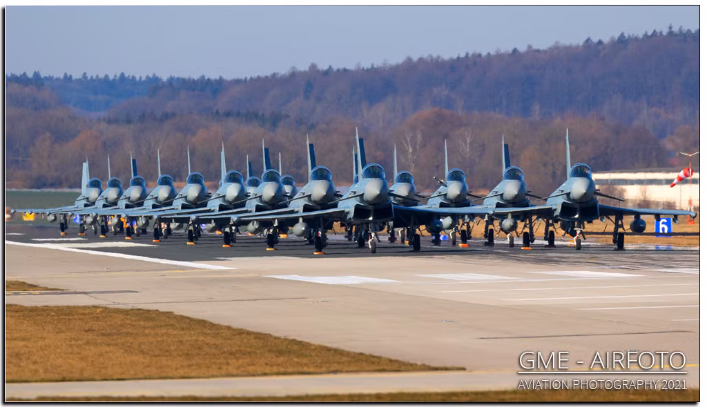 Mặc dù vậy, ít có lực lượng không quân nào lại có pha xử lý cồng kềnh như Không quân Đức vừa rồi, khi phải kéo từng tiêm kích ra đường băng chỉ để chụp ảnh.