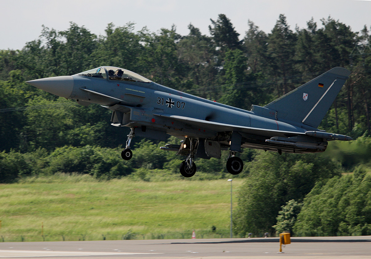 Typhoon được thiết kế với một khẩu pháo nòng xoay BK-27 cỡ nòng 27mm với 150 viên đạn. Kèm theo đó, nó còn mang theo được tới 9 tấn vũ khí dưới 13 giá treo - nhiều hơn số vũ khí của tiêm kích Su-35 của Nga có thể mang theo (chỉ 8 tấn).