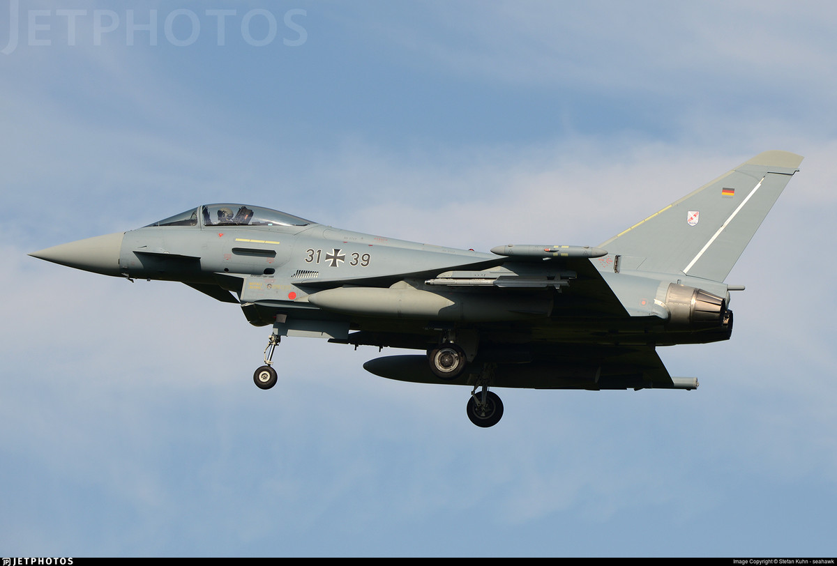 Không quân Đức bắt đầu nhận những chiếc Eurofighter Typhoon đầu tiên từ năm 2003, thay thế dần cho dàn MiG-29 của Đông Đức trước kia. Tới nay, tổng cộng Đức đang có 141 chiến đấu cơ loại này. Nguồn ảnh: Twitter.