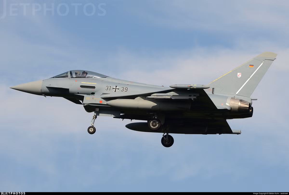 Không quân Đức bắt đầu nhận những chiếc Eurofighter Typhoon đầu tiên từ năm 2003, thay thế dần cho dàn MiG-29 của Đông Đức trước kia. Tới nay, tổng cộng Đức đang có 141 chiến đấu cơ loại này. Nguồn ảnh: Twitter.