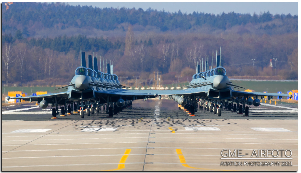 Voi Đi Bộ vốn dĩ là một chiến thuật, khi các phi công đưa tiêm kích ra đường băng xếp hàng và cùng cất cánh, đảm bảo thường gian đưa toàn bộ lực lượng máy bay lên không trung là ngắn nhất.