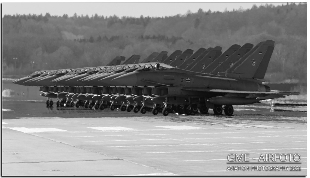 Tuy nhiên trong thời bình, Voi Đi Bộ dường như đã tiến hóa từ chiến thuật quân sự - sang lĩnh vực... nghệ thuật. Lực lượng không quân các quốc gia trên thế giới thường xuyên sử dụng chiến thuật này để phô diễn lực lượng.