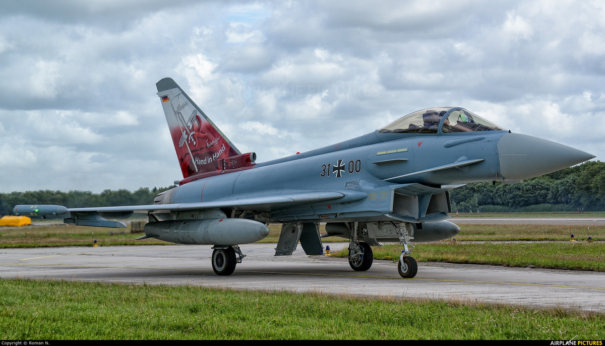 Chiến đấu cơ Eurofighter Typhoon được Không quân Đức và nhiều quốc gia châu Âu khác cùng sử dụng, loại tiêm kích này được sản xuất từ năm 1994, tới nay đã gần 30 năm tuổi.
