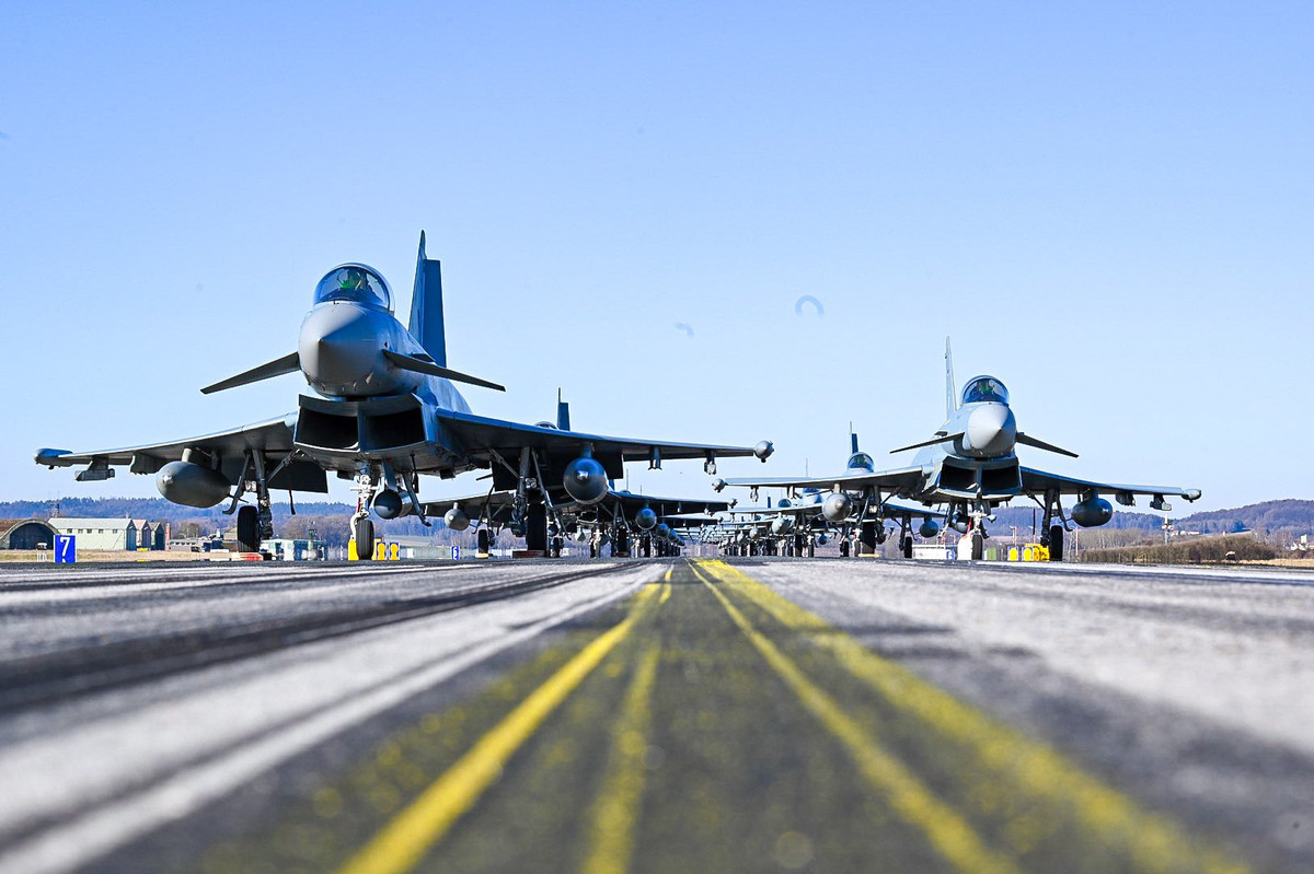 Về cơ bản, có thể coi đây chỉ là một buổi chụp hình thông thường của Lực lượng máy bay tiêm kích Đức, khi mà họ phải kéo từng chiến đấu cơ ra đường băng để xếp đội hình, sau đó lại phải kéo vào nhà chứa bằng xe chuyên dụng.