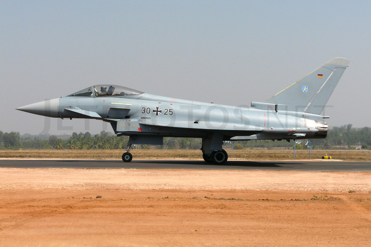 So với nhiều loại tiêm kích của Mỹ và Nga, Eurofighter Typhoon thậm chí còn được đánh giá cao hơn, khi nó được chế tạo bằng vật liệu tiên tiến, cho phép máy bay nhẹ hơn, nhưng bền bỉ hơn.