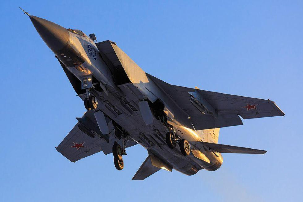 Bản thân chiếc tiêm kích đánh chặn có thể được chế tạo thành hai phiên bản: có người lái và không người lái. Đối với Moskva, sự hiện diện của loại máy bay như vậy mang tầm quan trọng chiến lược do lãnh thổ của họ quá khổng lồ.