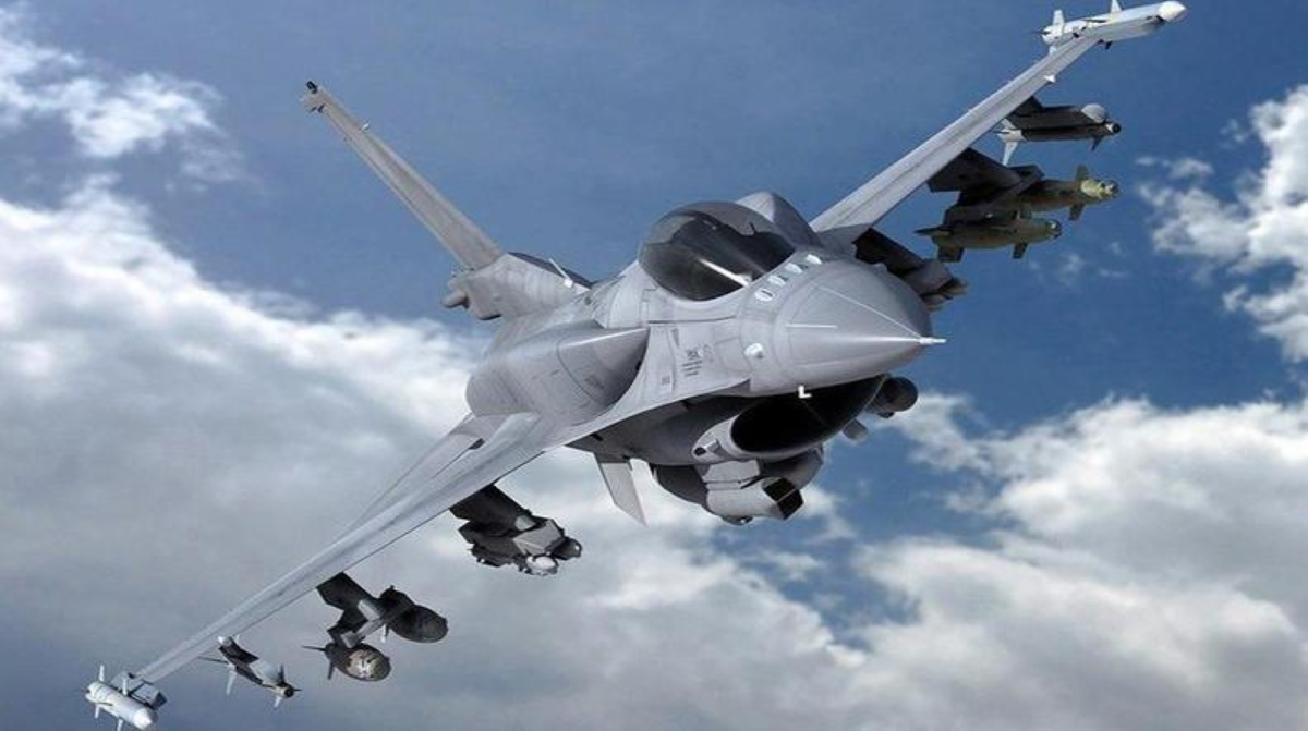Bán kính chiến đấu của các phiên bản F-16 trước đây chỉ vào khoảng 550 km, nhưng nay nhờ các thùng dầu phụ chúng có thể tăng lên 1.250 km.