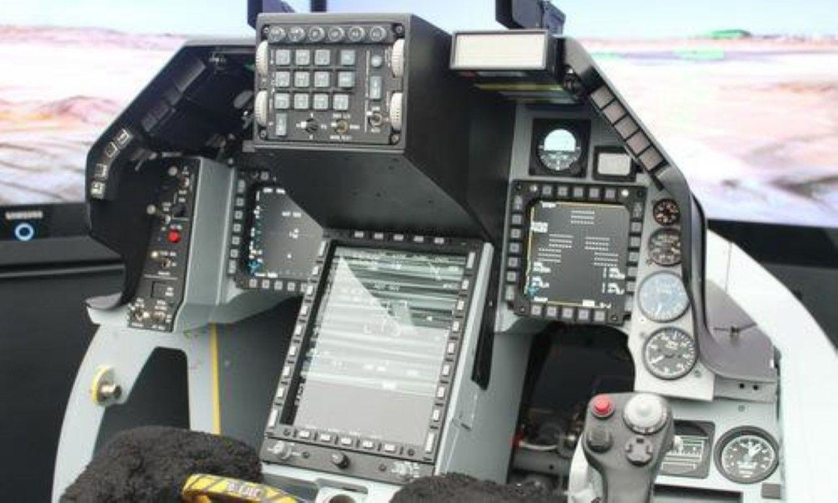 Buồng lái được thiết kế mới hoàn toàn với nhiều màn hình hiển thị các thông số bay giúp cho phi công thuận tiện hơn trong việc tác chiến.