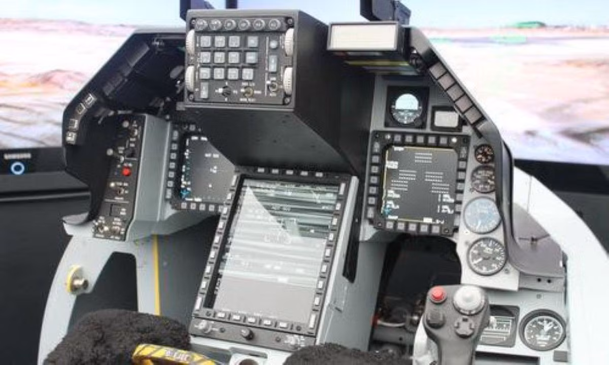 Buồng lái được thiết kế mới hoàn toàn với nhiều màn hình hiển thị các thông số bay giúp cho phi công thuận tiện hơn trong việc tác chiến.