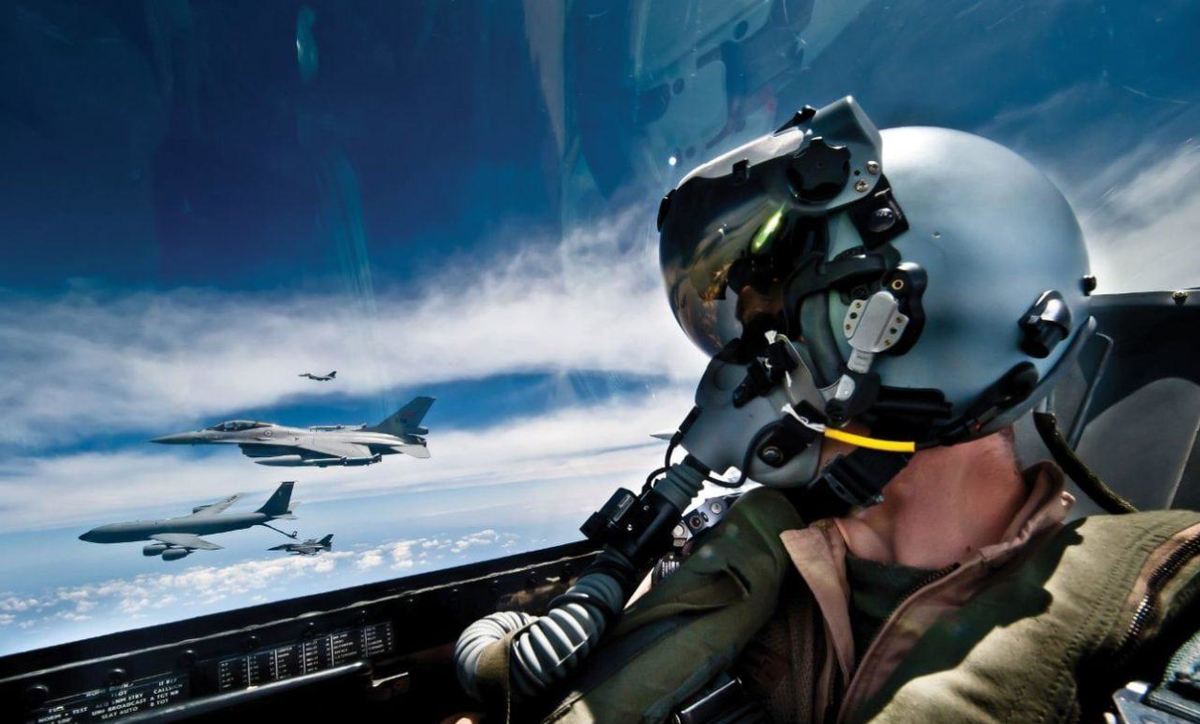 Ngoài ra, phi công điều khiển cũng được trang bị mũ bay mới nhất JHMCS II, giúp họ có thể bắn hạ mục tiêu chỉ bằng cách xoay đầu nhìn mục tiêu và bấm nút khai hỏa tên lửa cho dù máy bay đang bay ở bất cứ tư thế nào.