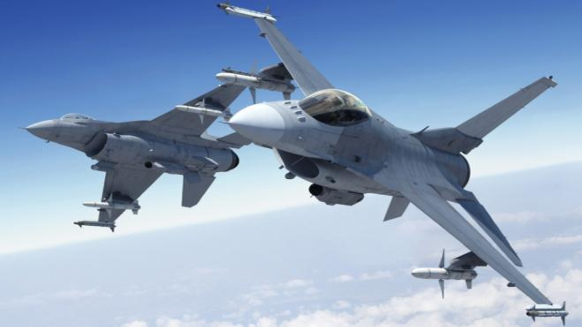 Khi không cần thiết, F-16 Block 70/72 có thể nhanh chóng tháo các thùng dầu phụ dọc thân máy bay, lúc này chúng sẽ đạt vận tốc leo cao, cũng như tốc độ cực đại nhanh chóng.