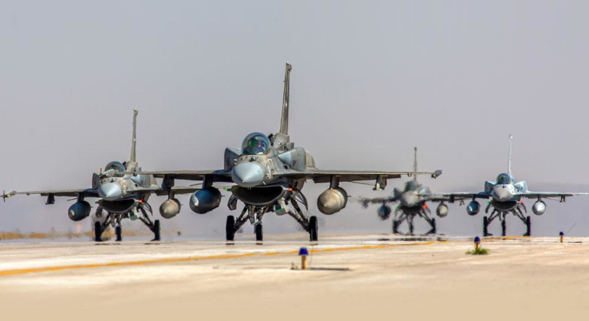 Có thể dễ dàng nhận thấy sự khác biệt trong thiết kế của phiên bản này khi chúng trang bị các thùng dầu phụ dọc theo thân máy bay. Bình thường F-16 Block 70/72 chỉ mang theo ba thùng dầu phụ dọc hai bên thân.