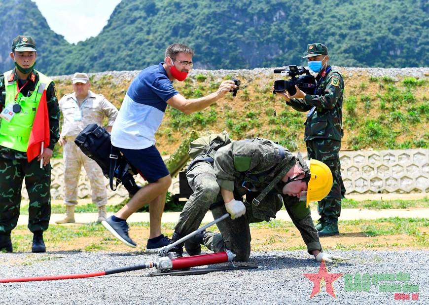 Những chướng ngại vật được thiết kế để mô phỏng lại địa hình thường thấy ở khu đô thị, khu công nghiệp, kho tàng, bến bãi,... Các đội thi cũng sẽ phải sử dụng thiết bị phòng cháy chữa cháy để dập lửa, tiếp cận giải cứu nạn nhân.