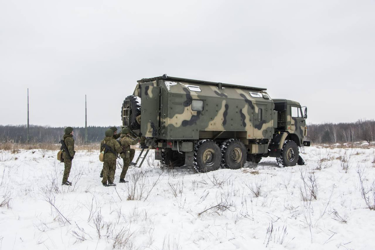 "Khí tài này được thiết kế không chỉ cho tác chiến mà đảm nhiệm cả vai trò tình báo điện tử. Ngoài ra các UAV bố trí trên đảo có thể được sử dụng kết hợp với những khí tài trinh sát mặt đất".
