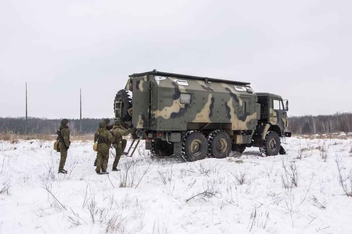 "Khí tài này được thiết kế không chỉ cho tác chiến mà đảm nhiệm cả vai trò tình báo điện tử. Ngoài ra các UAV bố trí trên đảo có thể được sử dụng kết hợp với những khí tài trinh sát mặt đất".