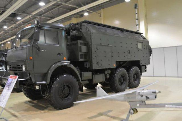 Tờ Sankei Shimbun của Nhật Bản nói thêm: “Trong biên chế của Sư đoàn 18 đóng quân trên đảo Iturup và Kunashir, các hệ thống tác chiến điện tử thế hệ mới nhất Leer-3 đã đảm nhận nhiệm vụ chiến đấu".