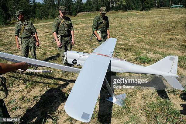 Chiếc Orlan-10 có thể mang nhiều loại khí tài khác nhau, tùy thuộc vào nhiệm vụ cụ thể mà nó có thể thực hiện các hành động bao gồm: