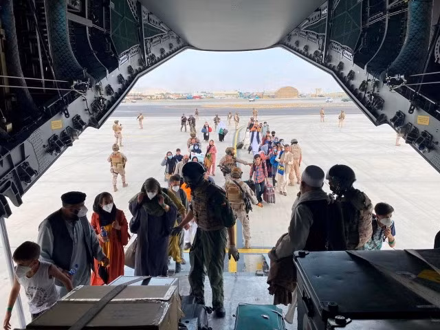 Đó là chưa kể tới rất nhiều người Afghanistan và người phương Tây, hiện tại không thể di chuyển tới thủ đô Kabul, mà đang bị mắc kẹt tại nhiều thành phố, tỉnh lị khắp Afghanistan.