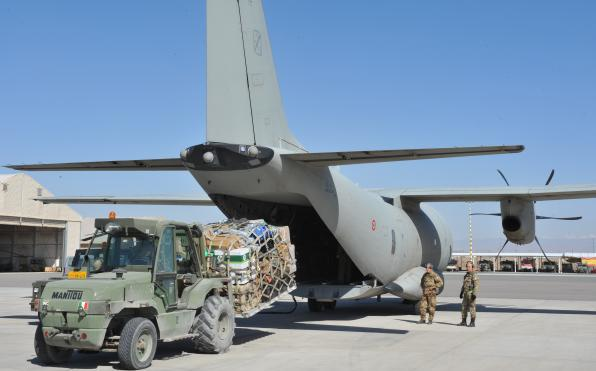 Thiết kế khoang hàng trên máy bay C-27 có chiều rộng 3,33m, cao 2,25m, tải trọng 11,5 tấn (lớn hơn một chút so với CASA-295).