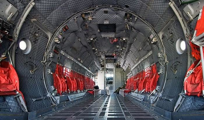 Kích thước của C-27 bằng một nửa C-130 với chiều dài 22,7m, cao 9,64m, sải cánh 28,7m, trọng lượng rỗng 17 tấn, trọng lượng cất cánh tối đa 30,5 tấn.