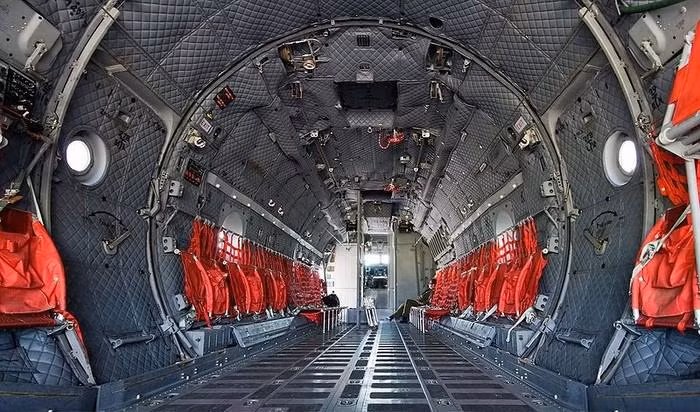 Kích thước của C-27 bằng một nửa C-130 với chiều dài 22,7m, cao 9,64m, sải cánh 28,7m, trọng lượng rỗng 17 tấn, trọng lượng cất cánh tối đa 30,5 tấn.