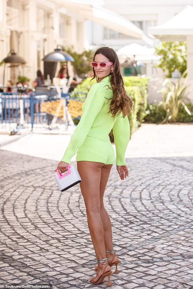 Đôi chân dài "bất tận" là thế mạnh hình thể của Izabel Goulart