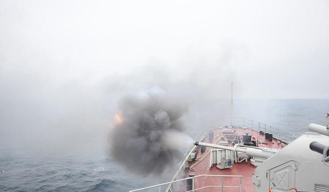 AK-176 ra đời khi Liên Xô đặt ra yêu cầu phải phát triển một loại hải pháo có sức mạnh để trang bị cho các tàu chiến nhỏ có lượng giãn nước khoảng 300 tấn.