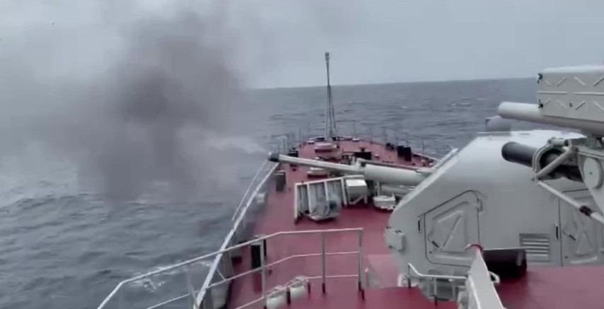 Cuối thập niên 1980, biến thể nâng cấp AK-176M ra đời, nó được trang bị hệ thống điều khiển hỏa lực mới đi kèm một thiết bị ngắm vô tuyến và thiết bị đo xa laser tiên tiến hơn.