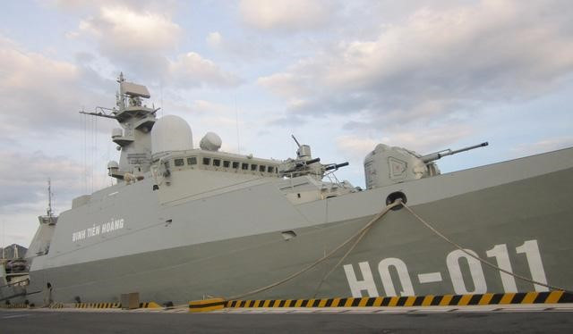 Hải pháo AK-176 có tầm bắn tối đa là 15,5 km và tầm bắn hiệu quả là 10 km. Mỗi hệ thống pháo có sẵn 152 viên trong băng nạp tự động.