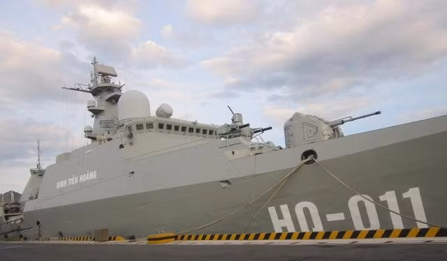 Hải pháo AK-176 có tầm bắn tối đa là 15,5 km và tầm bắn hiệu quả là 10 km. Mỗi hệ thống pháo có sẵn 152 viên trong băng nạp tự động.