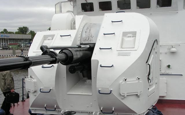 AK-176 được bao bọc bởi 1 tháp kín bảo vệ bên ngoài giúp tránh sự ăn mòn trong môi trường biển, pháo hoạt động tự động hoàn toàn, được điều khiển bởi radar hỏa lực MR-123-02/76.
