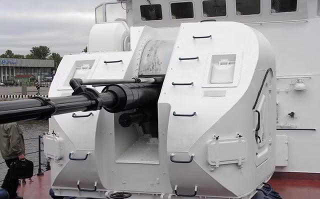 AK-176 được bao bọc bởi 1 tháp kín bảo vệ bên ngoài giúp tránh sự ăn mòn trong môi trường biển, pháo hoạt động tự động hoàn toàn, được điều khiển bởi radar hỏa lực MR-123-02/76.