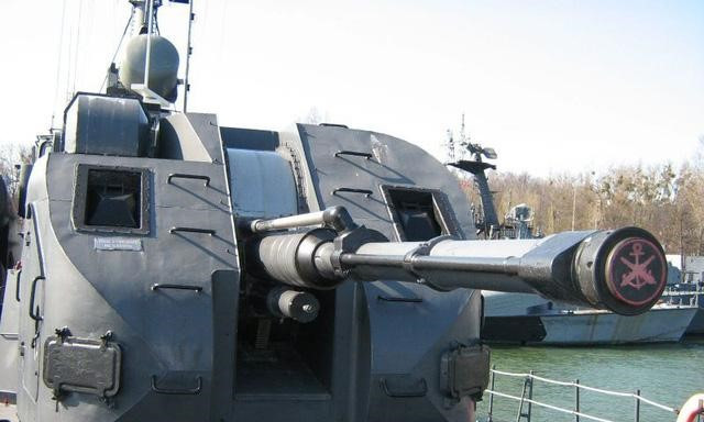 Loại pháo hạm tự động này có khả năng tiêu diệt các mục tiêu trên không, mặt nước và các mục tiêu ven biển, đồng thời hỗ trợ hỏa lực cho các đơn vị bộ binh trên đất liền một cách hiệu quả.