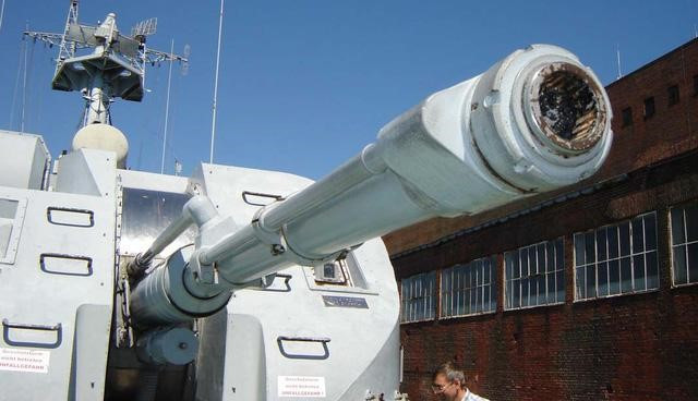 Trong trường hợp radar bị hỏng, hải pháo AK-176 vẫn có thể bắn tốt nhờ hệ thống kính ngắm quang học bên trong tháp pháo.