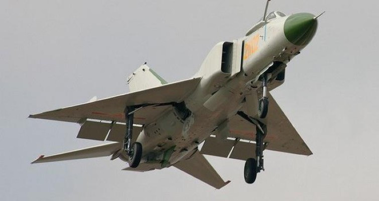 Cụ thể chiếc máy bay đánh chặn J-8II đã thực hiện ba đường bay cắt mặt qua EP-3 và tới đường bay cắt mặt thứ ba thì va chạm với máy bay trinh sát khổng lồ của Mỹ.