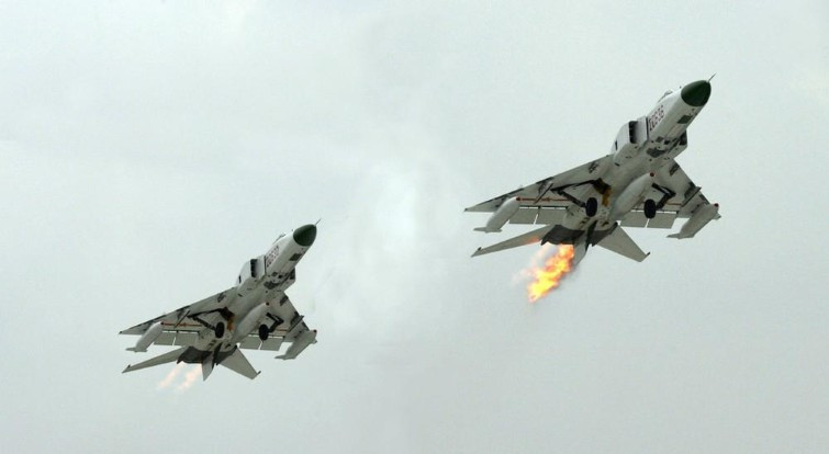 Khi đó chiếc EP-3 của Hải quân Mỹ đang trên đường trở về căn cứ trên đảo Okinawa sau khi kết thúc 6 giờ hoạt động trên không thì bị 2 chiếc tiêm kích J-8II của Trung Quốc chặn đường.