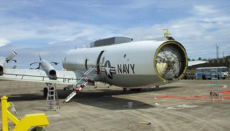 Một vụ va chạm đã xảy ra, phần đầu chiếc EP-3 đâm vào đuôi chiếc J-8II khiến mũi máy bay bị thủng, một cánh quạt rơi ra và 2 trong số 4 động cơ hỏng nặng khiến cho chiếc EP-3 phải hạ cánh khẩn cấp xuống sân bay quân sự Linh Thuỷ, trên đảo Hải Nam.