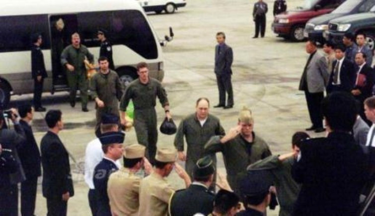 Chiều 11/4/2001, phía Trung Quốc đồng ý trao trả 24 thành viên trên chiếc EP-3E, 6h00 sáng 12/4/2001, họ rời Trung Quốc về nước.