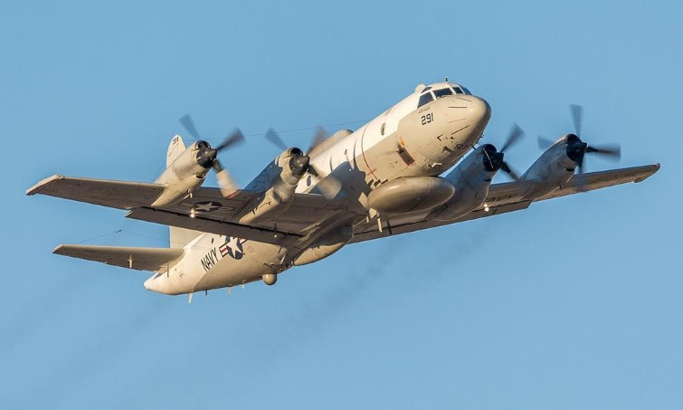 Phi công Nga sau đó xác nhận mục tiêu là máy bay trinh sát điện tử EP-3E của hải quân Mỹ. Hình ảnh hiện trường cho thấy chiếc Su-30 bám sát và nhiều lần cơ động phía sau máy bay Mỹ, có thời điểm bay ngang với chiếc EP-3. Tuy nhiên, tiêm kích Nga vẫn giữ khoảng cách an toàn với mục tiêu.