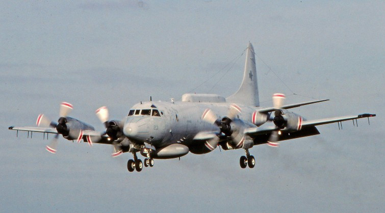 Về phần chiếc EP-3, trong khoảng 26 phút tính từ thời điểm va chạm với chiếc J-8II tới lúc nó phải chật vật hạ cánh khẩn cấp xuống đảo Hải Nam, phi hành đoàn người Mỹ đã cố gắng hết mức để phá huỷ các phần mềm cũng như các thiết bị nhạy cảm trên chiếc máy bay công nghệ cao này