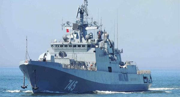 Ngay phía trước thượng tầng là hệ thống phóng rocket chống ngầm RBU-6000.