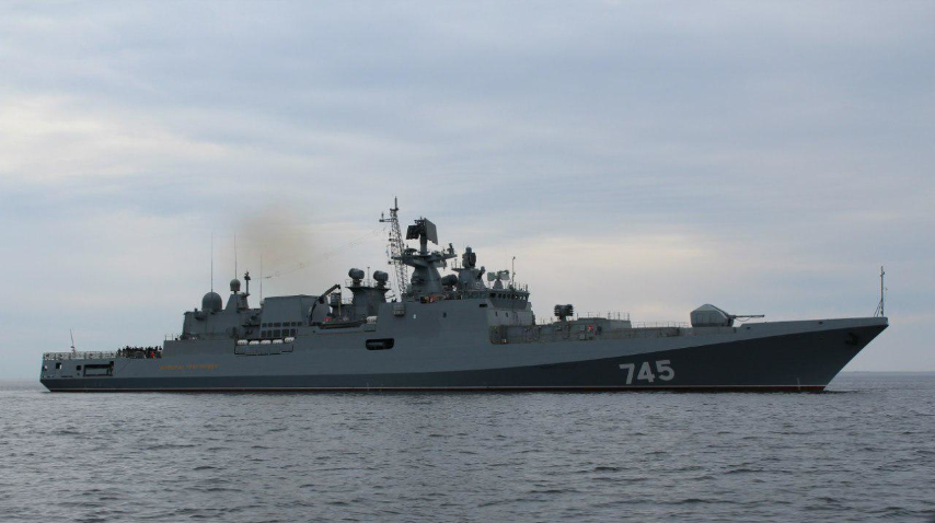 Tiếp đến là hệ thống phòng thủ tầm gần Kashtan-M, mỗi bệ chiến đấu lắp 2 pháo phòng không 6 nòng cỡ 30mm (tầm bắn 5.000m) và 8 tên lửa 9M311 đạt tầm bắn xa tối đa 10km.