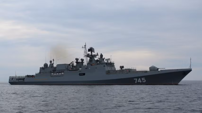 Tiếp đến là hệ thống phòng thủ tầm gần Kashtan-M, mỗi bệ chiến đấu lắp 2 pháo phòng không 6 nòng cỡ 30mm (tầm bắn 5.000m) và 8 tên lửa 9M311 đạt tầm bắn xa tối đa 10km.