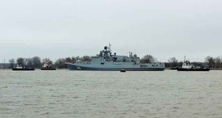 Để điều khiển con tàu cần tới đội thủy thủ từ 190-220 người.