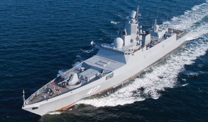 Hai trong bốn ống phóng ngư lôi chống ngầm cỡ 533mm được bố trí dọc thân tàu.